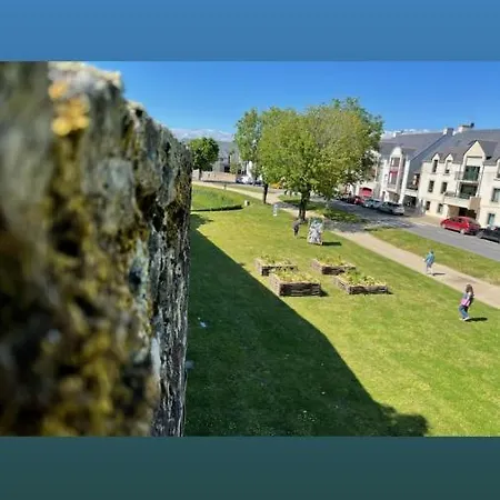 Face Aux Remparts De