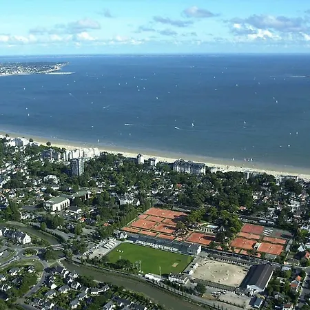 Face Aux Remparts De *