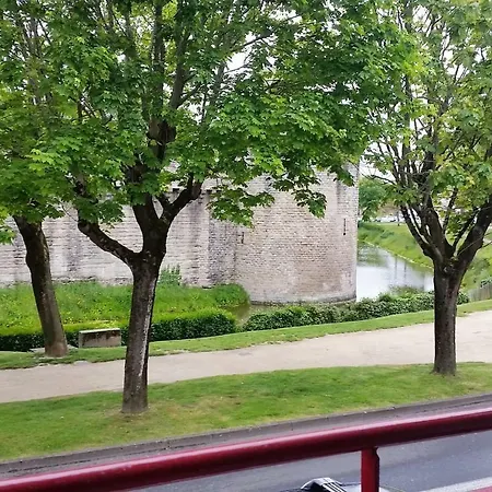 Face Aux Remparts De *
